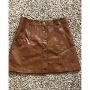 NWOT⭐️ Faux Leather , button up skirt .